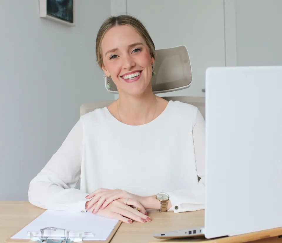 Sofía Gimbert sonriendo en su despacho